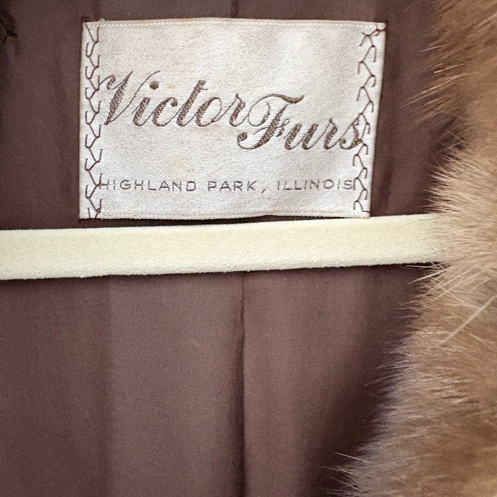 Elegant Brown Mink Coat - Picture 3 of 6
